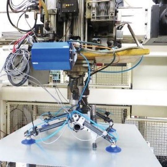 Die Eta Vac BP-30 ist so konzipiert, dass sie einen permanenten Vakuumvolumenstrom erzeugt, um beispielsweise auch Leckage behaftete Werkstücke zu handhaben oder Gewichte über 10 kg zu heben. Die Eta Vac BP-30 ist so konzipiert, dass sie einen permanenten Vakuumvolumenstrom erzeugt, um beispielsweise auch Leckage behaftete Werkstücke zu handhaben oder Gewichte über 10 kg zu heben.