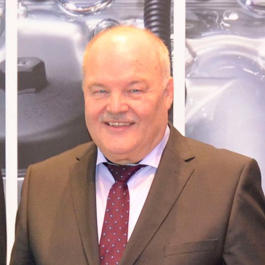 Das Kfz-Gewerbe Bayern steht künftig unter der Führung von Albert Vetterl, dem neu gewählten Präsidenten und Landesinnungsmeister. Das Kfz-Gewerbe Bayern steht künftig unter der Führung von Albert Vetterl, dem neu gewählten Präsidenten und Landesinnungsmeister.