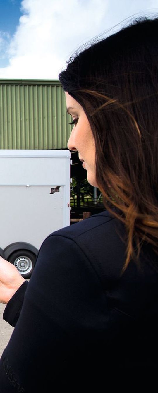 "Transparent Trailer": Neue Technologie von Land Rover macht Anhänger durchsichtig. "Transparent Trailer": Neue Technologie von Land Rover macht Anhänger durchsichtig.