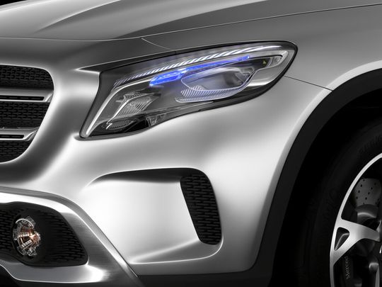Frontscheinwerfer mit integriertem Laser als Fahrlicht und Weiterführung des Head-up-Displays Frontscheinwerfer mit integriertem Laser als Fahrlicht und Weiterführung des Head-up-Displays