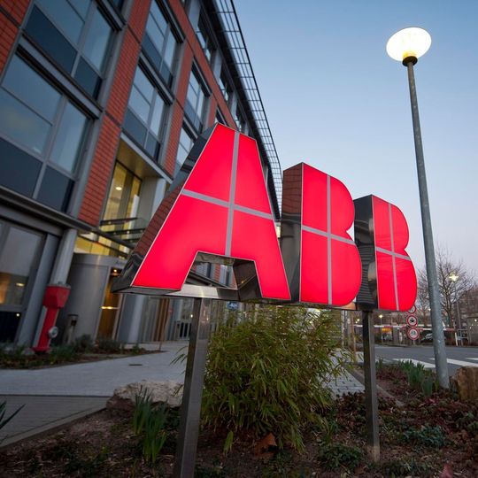 ABB hat GE Industrial Solution gekauft. Der Kaufpreis soll bei 2,6 Milliarden US-Dollar liegen ABB hat GE Industrial Solution gekauft. Der Kaufpreis soll bei 2,6 Milliarden US-Dollar liegen
