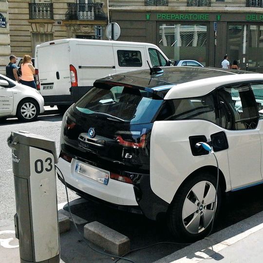 Ein BMW i3 an einer Ladestation in Paris: Der i3 hat einen Sensor AS8510 im Akkumanagementsystem seines Fahrstrom-Akkus. Ein BMW i3 an einer Ladestation in Paris: Der i3 hat einen Sensor AS8510 im Akkumanagementsystem seines Fahrstrom-Akkus.