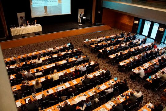 Das Plenum der Medtech-Vertriebskonferenz in Düsseldorf. Über 200 Teillnehmer treibt das Thema Digitalisierung um. Das Plenum der Medtech-Vertriebskonferenz in Düsseldorf. Über 200 Teillnehmer treibt das Thema Digitalisierung um.