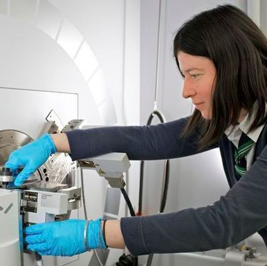 Forscherin Claire Villevieille: Die Gruppenleiterin Batteriematerialien des PSI am Gerät für Röntgendiffraktion. Forscherin Claire Villevieille: Die Gruppenleiterin Batteriematerialien des PSI am Gerät für Röntgendiffraktion.