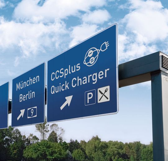 Bild 1: 3 bis 5 Minuten laden und wieder 100 km fahren – das gekühlte DC-Ladesystem CCSplus ebnet den Weg für die bequeme Schnellladung von Elektrofahrzeugen. Bild 1: 3 bis 5 Minuten laden und wieder 100 km fahren – das gekühlte DC-Ladesystem CCSplus ebnet den Weg für die bequeme Schnellladung von Elektrofahrzeugen.