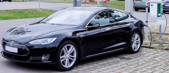 Ein Tesla an der Ladesäule: Mit speziellen Parksensoren sollen Ladesäulen profitabel werden. Ein Tesla an der Ladesäule: Mit speziellen Parksensoren sollen Ladesäulen profitabel werden.