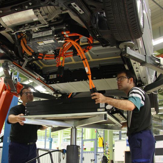 Einbau eines Lithium-Ionen-Akkus im Mercedes-Benz-Werk Rastatt Einbau eines Lithium-Ionen-Akkus im Mercedes-Benz-Werk Rastatt