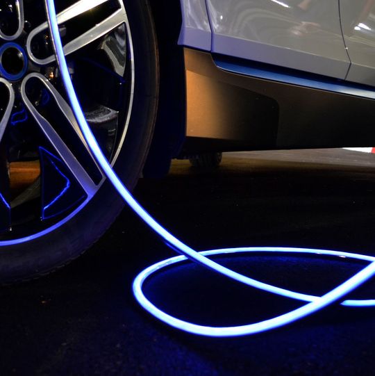 Leoni hat ein intelligentes Ladekabel mit statusindizierter Leuchtfunktion entwickelt: das iEVC (illuminated Electrical Vehicle charging Cable). Es erleichtert dem Benutzer nicht nur den Ladevorgang, sondern sorgt auch für mehr Sicherheit. Die gleichmäßige Ausleuchtung des Kabels über die komplette Länge verhindert in dunklen oder schlecht beleuchteten Bereichen die Stolpergefahr. Leoni hat ein intelligentes Ladekabel mit statusindizierter Leuchtfunktion entwickelt: das iEVC (illuminated Electrical Vehicle charging Cable). Es erleichtert dem Benutzer nicht nur den Ladevorgang, sondern sorgt auch für mehr Sicherheit. Die gleichmäßige Ausleuchtung des Kabels über die komplette Länge verhindert in dunklen oder schlecht beleuchteten Bereichen die Stolpergefahr.