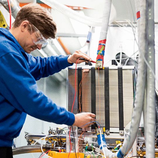 Eine Brennstoffzelle im Teststand: ZSW und die deutsche Automobil- und Zulieferindustrie schaffen mit „Autostack-Industrie“ die Basis für die Brennstoffzellen-Serienfertigung. Eine Brennstoffzelle im Teststand: ZSW und die deutsche Automobil- und Zulieferindustrie schaffen mit „Autostack-Industrie“ die Basis für die Brennstoffzellen-Serienfertigung.