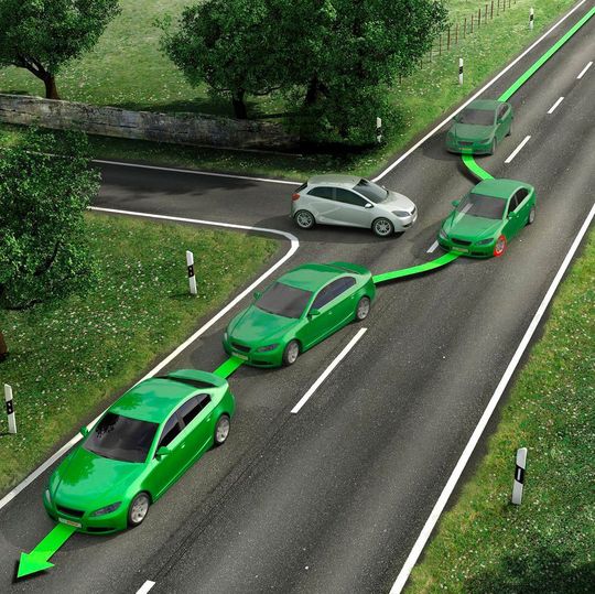 Sichere Ausweichmanöver dank ESP: Ausweichmanöver auf trockener, nasser, verschmutzter oder rutschiger Fahrbahn führen häufig zu schweren Verkehrsunfällen. ESP vergleicht mit Hilfe intelligenter Sensoren 25-mal pro Sekunde, ob das Auto auch dahin fährt, wo der Fahrer hinlenkt. Weichen die Werte voneinander ab, greift das Schleuderschutzsystem unterstützend ein. Sichere Ausweichmanöver dank ESP: Ausweichmanöver auf trockener, nasser, verschmutzter oder rutschiger Fahrbahn führen häufig zu schweren Verkehrsunfällen. ESP vergleicht mit Hilfe intelligenter Sensoren 25-mal pro Sekunde, ob das Auto auch dahin fährt, wo der Fahrer hinlenkt. Weichen die Werte voneinander ab, greift das Schleuderschutzsystem unterstützend ein.