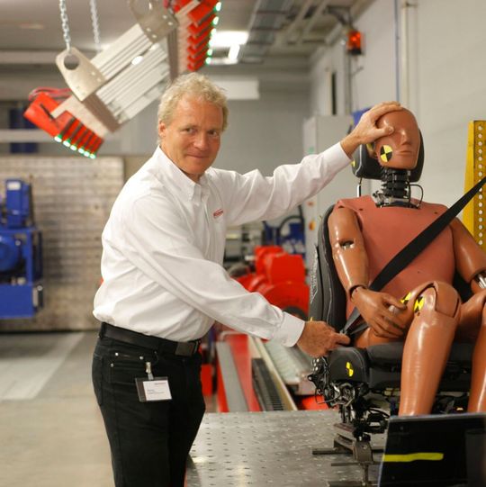 Erläutert die Funktion des Dummys und die Simulation eines HWS-Schleudertraumas: Messring-Geschäftsführer Dierk Arp. Erläutert die Funktion des Dummys und die Simulation eines HWS-Schleudertraumas: Messring-Geschäftsführer Dierk Arp.