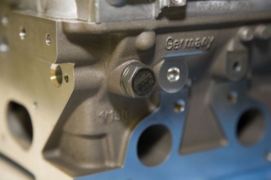 In der Motorenfertigung eines namhaften Automobilherstellers wird vor Be-arbeitung und Montage eine Datenschraube als RFID-Datenträger auf dem Werkstück angebracht. Sämtliche Prozessdaten können damit minutiös aufgezeichnet und eventuelle Fehler genau eingegrenzt und analysiert werden. In der Motorenfertigung eines namhaften Automobilherstellers wird vor Be-arbeitung und Montage eine Datenschraube als RFID-Datenträger auf dem Werkstück angebracht. Sämtliche Prozessdaten können damit minutiös aufgezeichnet und eventuelle Fehler genau eingegrenzt und analysiert werden.