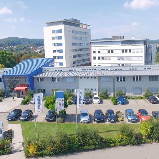 Der MPDV-Hochbaubau (hinten links) in Mosbach, der Ende 2016 fertiggestellt wurde, ergänzt harmonisch die zwei bestehenden Gebäudekomplexe (vorne und hinten rechts). Die einzelnen Gebäude heißen M, E und S. Der MPDV-Hochbaubau (hinten links) in Mosbach, der Ende 2016 fertiggestellt wurde, ergänzt harmonisch die zwei bestehenden Gebäudekomplexe (vorne und hinten rechts). Die einzelnen Gebäude heißen M, E und S.