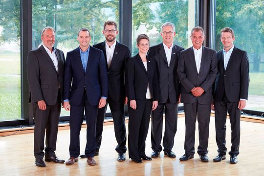 Die Geschäftsführer aller drei Unternehmen informieren die Belegschaft über die Integration (v. l.): Uwe Furtner, Erhard Meier (Matrix Vision), Florian Hermle, Katrin Stegmaier-Hermle, Michael Unger (Balluff), Michael Wäschle und Joachim Mettenleiter (ISS). Die Geschäftsführer aller drei Unternehmen informieren die Belegschaft über die Integration (v. l.): Uwe Furtner, Erhard Meier (Matrix Vision), Florian Hermle, Katrin Stegmaier-Hermle, Michael Unger (Balluff), Michael Wäschle und Joachim Mettenleiter (ISS).