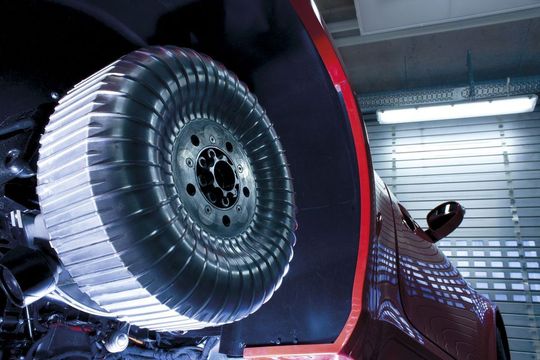 Radnabenmotoren bieten die Möglichkeit, Kosten und Energieverbrauch von Elektrofahrzeugen durch den Wegfall von Komponenten des klassischen, mechanischen Antriebsstrangs zu senken. Radnabenmotoren bieten die Möglichkeit, Kosten und Energieverbrauch von Elektrofahrzeugen durch den Wegfall von Komponenten des klassischen, mechanischen Antriebsstrangs zu senken.