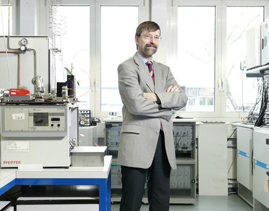 Prof. Petr Novák: „Dass wir jetzt fündig geworden sind, ist das Resultat einer Kombination von kritischem Hinterfragen und genauer Beobachtung. Der Effekt ist nämlich winzig!“ Prof. Petr Novák: „Dass wir jetzt fündig geworden sind, ist das Resultat einer Kombination von kritischem Hinterfragen und genauer Beobachtung. Der Effekt ist nämlich winzig!“