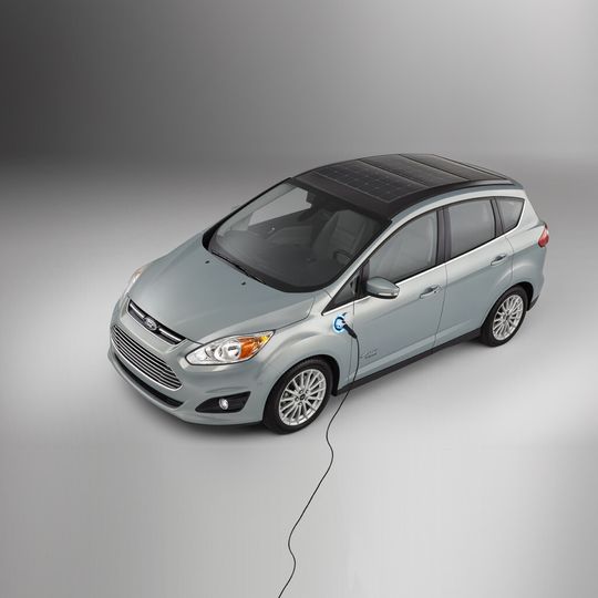 Strom für die Akkus des Ford C-Max Solar Energi Concept kommt entweder vom Solardach oder aus der Steckdose. Strom für die Akkus des Ford C-Max Solar Energi Concept kommt entweder vom Solardach oder aus der Steckdose.