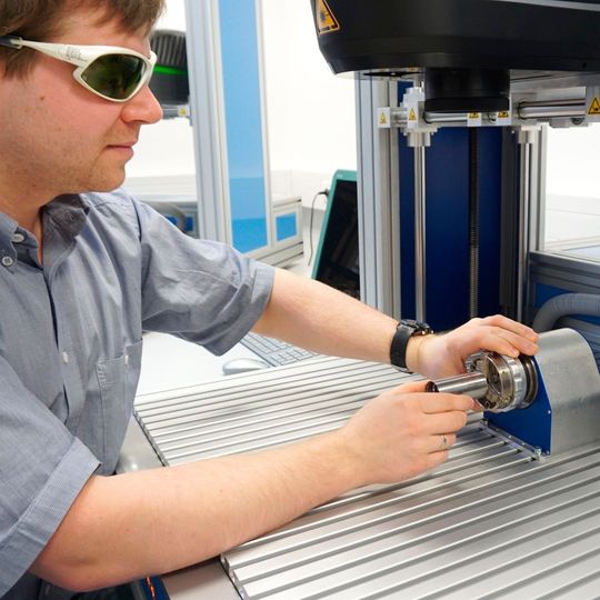 Musterbeschriftungen im hochmodernen hauseigenen Applikationslabor bei ACI Laser. Musterbeschriftungen im hochmodernen hauseigenen Applikationslabor bei ACI Laser.