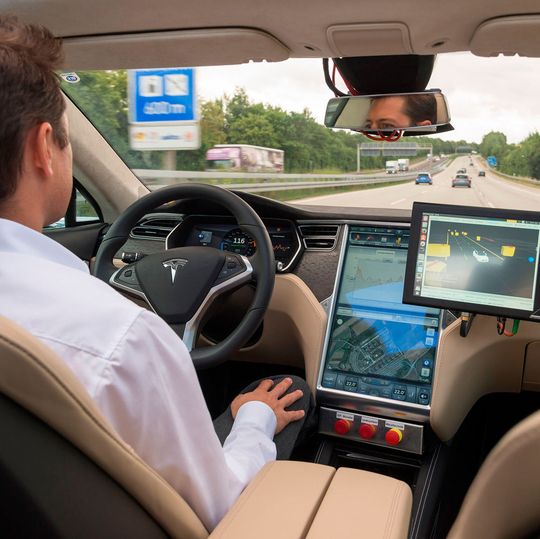 Automatisiertes Fahren bei Bosch: Seit Anfang 2013 erprobt Bosch das automatisierte Fahren im öffentlichen Straßenverkehr – neuerdings auch mit Erprobungsfahrzeugen auf Basis Tesla Model S. Automatisiertes Fahren bei Bosch: Seit Anfang 2013 erprobt Bosch das automatisierte Fahren im öffentlichen Straßenverkehr – neuerdings auch mit Erprobungsfahrzeugen auf Basis Tesla Model S.