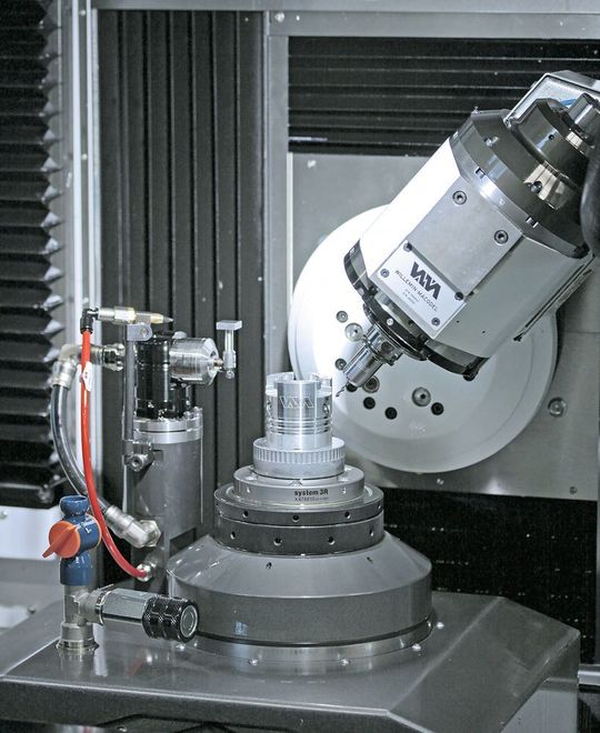 Bien que très compacte, la machine 308S2 offre une zone d’usinage très aérée et largement accessible. L’ergonomie de travail y est particulièrement soignée. Bien que très compacte, la machine 308S2 offre une zone d’usinage très aérée et largement accessible. L’ergonomie de travail y est particulièrement soignée.