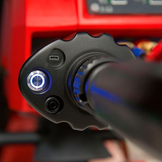 Der Smart Connector erfasst in Echtzeit Schweißparameter, wie Spannung und Strom, Gasdurchsatz, Drahtvorschubgeschwindigkeit und reine Schweißzeit, während die Schweißung durchgeführt wird. Der Smart Connector erfasst in Echtzeit Schweißparameter, wie Spannung und Strom, Gasdurchsatz, Drahtvorschubgeschwindigkeit und reine Schweißzeit, während die Schweißung durchgeführt wird.