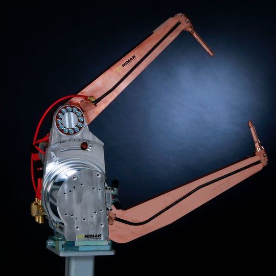 Die Roboter-Schweißzange Galaxy Gun ermöglicht kürzere Taktzeiten sowie mehr Schweißpunkte pro Minute. Die Roboter-Schweißzange Galaxy Gun ermöglicht kürzere Taktzeiten sowie mehr Schweißpunkte pro Minute.