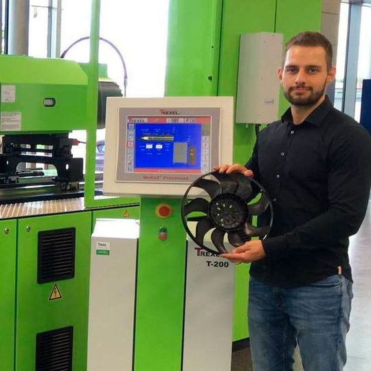 Engel eröffnete in Stuttgart ein Mucell-Kompetenzzentrum. Im Zuge dessen stellte das Unternehmen Lukas Neunzig als „Mucell Technology Expert“ ein. Engel eröffnete in Stuttgart ein Mucell-Kompetenzzentrum. Im Zuge dessen stellte das Unternehmen Lukas Neunzig als „Mucell Technology Expert“ ein.