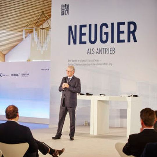 Michael Pfeiffer, als persönlich haftender geschäftsführender Gesellschafter von BPW Gastgeber des Wiehler Forums, eröffnete die Veranstaltung, die unter dem Motto "Neugier als Antrieb" stand. Michael Pfeiffer, als persönlich haftender geschäftsführender Gesellschafter von BPW Gastgeber des Wiehler Forums, eröffnete die Veranstaltung, die unter dem Motto "Neugier als Antrieb" stand.