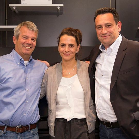 Daimler übernimmt Flinc: Dr. Klaus Dibbern, Gründer Flinc, Susanne Hahn, Leiterin Lab1886 und Jörg Lamparter, Head of Mobility Services und CEO Moovel Group GmbH (v. li.). Daimler übernimmt Flinc: Dr. Klaus Dibbern, Gründer Flinc, Susanne Hahn, Leiterin Lab1886 und Jörg Lamparter, Head of Mobility Services und CEO Moovel Group GmbH (v. li.).