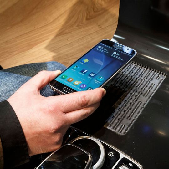 Verbraucherschützer warnen vor Smartphone-Apps von Autoherstellern. Offenbar werden mehr Daten an Google, Facebook & Co. gesendet als gedacht. Verbraucherschützer warnen vor Smartphone-Apps von Autoherstellern. Offenbar werden mehr Daten an Google, Facebook & Co. gesendet als gedacht.
