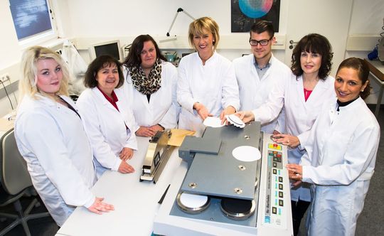 Mitarbeiter-Team im Labor. Mitarbeiter-Team im Labor.