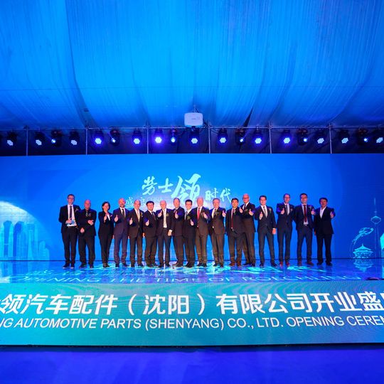Röchling Automotive hat ein neues Werk im chinesischen Shenyang eröffnet. An der Werkseröffnung nahmen neben Mitgliedern des Röchling-Managements auch Vertreter der Stadtregierung, Behörden und Regionalverwaltung sowie der deutsche Konsul von Shenyang teil. Röchling Automotive hat ein neues Werk im chinesischen Shenyang eröffnet. An der Werkseröffnung nahmen neben Mitgliedern des Röchling-Managements auch Vertreter der Stadtregierung, Behörden und Regionalverwaltung sowie der deutsche Konsul von Shenyang teil.