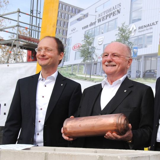 Sind mit ihrer Autohausgruppe auf Expansionskurs: Jan von der Weppen (li.) und Klaus von der Weppen. Sind mit ihrer Autohausgruppe auf Expansionskurs: Jan von der Weppen (li.) und Klaus von der Weppen.