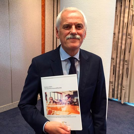 Prof. Dr. Willi Diez präsentiert die Studie zum Autohaus 2025.