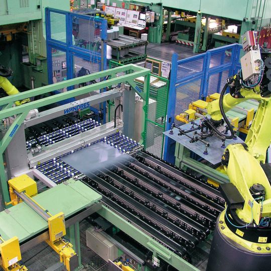 Wegen der geringen Einbautiefe sind die Reinigungssysteme von Wandres einfach in Fertigungslinien zu integrieren. Wegen der geringen Einbautiefe sind die Reinigungssysteme von Wandres einfach in Fertigungslinien zu integrieren.