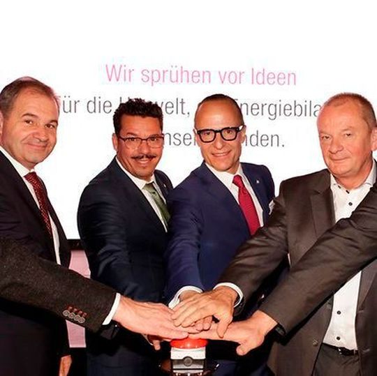 Startsignal: (v. li.) Helmut Ansorge, Geschäftsleitung Automotive, El Mostafa Slimani, künftiger Nachfolger Werkleitung Brake, Dr. Veit Wagner, Rehau Vizepräsident, Klaus Gritsch, Daimler AG. Startsignal: (v. li.) Helmut Ansorge, Geschäftsleitung Automotive, El Mostafa Slimani, künftiger Nachfolger Werkleitung Brake, Dr. Veit Wagner, Rehau Vizepräsident, Klaus Gritsch, Daimler AG.