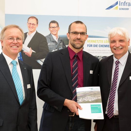Die Umwelterklärung gibt Auskunft über die Umweltleistung der Unternehmen. Hier wurde Robert Müller (Mitte), Leiter der Abteilung Umweltschutz des Landratsamts Altötting, von Bernhard Langhammer (l.), Geschäftsleiter ISG, und Godehard Mayer (r.), Leiter Genehmigungsmanagement ISG, eines der ersten druckfrischen Exemplare der aktuellen Umwelterklärung überreicht. Die Umwelterklärung gibt Auskunft über die Umweltleistung der Unternehmen. Hier wurde Robert Müller (Mitte), Leiter der Abteilung Umweltschutz des Landratsamts Altötting, von Bernhard Langhammer (l.), Geschäftsleiter ISG, und Godehard Mayer (r.), Leiter Genehmigungsmanagement ISG, eines der ersten druckfrischen Exemplare der aktuellen Umwelterklärung überreicht.