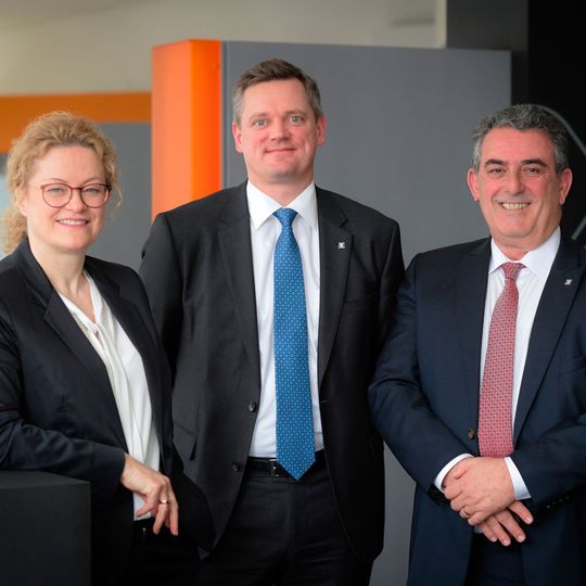 Der Vorstand der Weidmüller-Gruppe (v.l.n.r.): Elke Eckstein (Operations), Jörg Timmermann (Sprecher und Finanzen) und José Carlos Álvarez Tobar (Vertrieb). Der Vorstand der Weidmüller-Gruppe (v.l.n.r.): Elke Eckstein (Operations), Jörg Timmermann (Sprecher und Finanzen) und José Carlos Álvarez Tobar (Vertrieb).