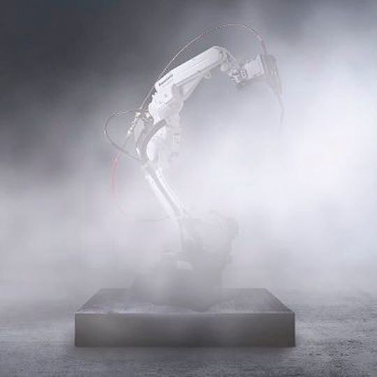 Panasonic zeigt auf der Messe eine neue Generation Schweißroboter. Panasonic zeigt auf der Messe eine neue Generation Schweißroboter.