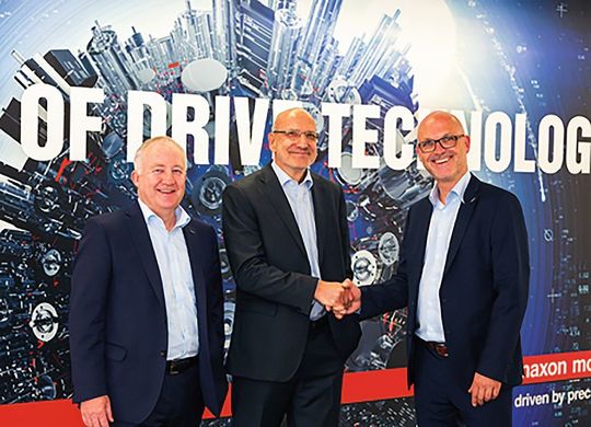 Maxon erweitert sein Produkt-Portfolio mit intelligenten Mehrachsensteuerungen durch den Kauf von ZUB Machine Control und macht damit einen weiteren Schritt hin zum kompletten Systemanbieter. v.l.: Eugen Elmiger, Dieter Bieler und Uwe Oeftiger Maxon erweitert sein Produkt-Portfolio mit intelligenten Mehrachsensteuerungen durch den Kauf von ZUB Machine Control und macht damit einen weiteren Schritt hin zum kompletten Systemanbieter. v.l.: Eugen Elmiger, Dieter Bieler und Uwe Oeftiger