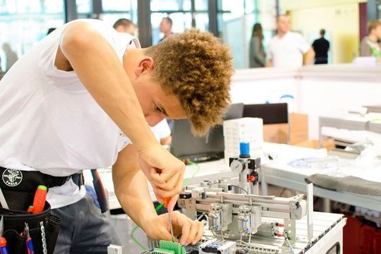 Organisés au Village Technique de MECAFORMA, par le GIM-CH, les swissSkills représentent pour les apprenti(e)s, une belle occasion de démontrer leur expertise.