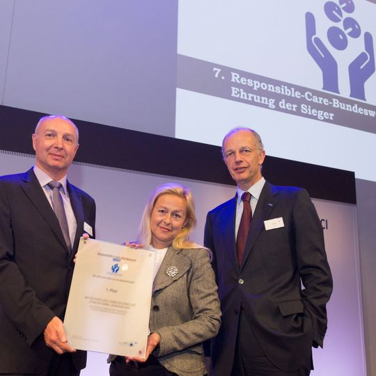 Die Gewinner des Wettbewerbs: Burkhard Anders und Ina Vrancken von 3M Deutschland mit VCI-Präsident Kurt Bock (v.l.n.r.). Die Gewinner des Wettbewerbs: Burkhard Anders und Ina Vrancken von 3M Deutschland mit VCI-Präsident Kurt Bock (v.l.n.r.).