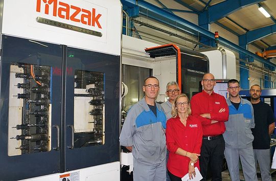 Devant la dernière acquisition Mazak Integrex, une coopération bien huilée : Damien Robin entouré de ses trois programmeurs, d’Alexandre Lejal d’Usiprog et d’Hélène Horent, DP Technology. Devant la dernière acquisition Mazak Integrex, une coopération bien huilée : Damien Robin entouré de ses trois programmeurs, d’Alexandre Lejal d’Usiprog et d’Hélène Horent, DP Technology.