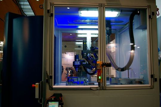 Mit rund 150 Ausstellern bietet die Deburring Expo in Karlsruhe ein umfassendes Angebot für die vielfältigen Aufgaben beim Entgraten, Verrunden und bei der Herstellung von Präzisionsoberflächen. Mit rund 150 Ausstellern bietet die Deburring Expo in Karlsruhe ein umfassendes Angebot für die vielfältigen Aufgaben beim Entgraten, Verrunden und bei der Herstellung von Präzisionsoberflächen.