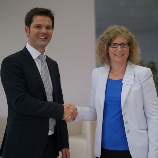 Knauer-Geschäftsführerin Alexandra Knauer mit Berlins Staatssekretär für Wissenschaft und Forschung Steffen Krach (SPD) Knauer-Geschäftsführerin Alexandra Knauer mit Berlins Staatssekretär für Wissenschaft und Forschung Steffen Krach (SPD)