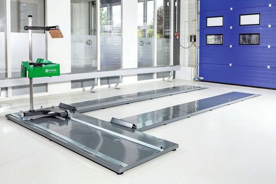 Hella Gutmann bietet für seine Fahrspurplatten jetzt auch eine Ergänzung für das SEP an. Das Komplettpaket schlägt mit 6.490 Euro zu Buche. Darauf kann man optional das ebenfalls neue Schienensystem mit Hexagonal-Führung schrauben. Hella Gutmann bietet für seine Fahrspurplatten jetzt auch eine Ergänzung für das SEP an. Das Komplettpaket schlägt mit 6.490 Euro zu Buche. Darauf kann man optional das ebenfalls neue Schienensystem mit Hexagonal-Führung schrauben.
