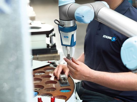 Der für MRK-Anwendungen zertifizierte Schunk Co-act Greifer EGP-C ermöglicht kollaborative Szenarien in der Kleinteilemontage. Der für MRK-Anwendungen zertifizierte Schunk Co-act Greifer EGP-C ermöglicht kollaborative Szenarien in der Kleinteilemontage.