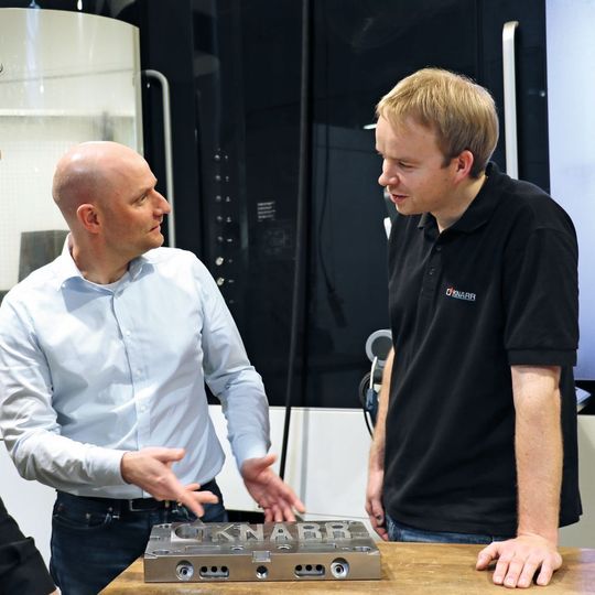 Knarr employees Thomas Wunsiedler (left) and Marco Mergner (right) in conversation with Nils Nabor, responsible Area Sales Manager at Open Mind. Knarr employees Thomas Wunsiedler (left) and Marco Mergner (right) in conversation with Nils Nabor, responsible Area Sales Manager at Open Mind.