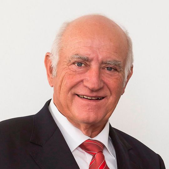 Günter Baumüller: Er war Träger des Bundesverdienstkreuzes und der Staatsmedaille für besondere Verdienste um die bayerische Wirtschaft. Günter Baumüller: Er war Träger des Bundesverdienstkreuzes und der Staatsmedaille für besondere Verdienste um die bayerische Wirtschaft.