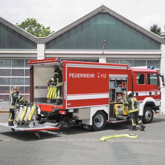 Das Einsatzfahrzeug der Feuerwehr Usingen basiert auf einer Geto-Van-Konstruktion. Das Einsatzfahrzeug der Feuerwehr Usingen basiert auf einer Geto-Van-Konstruktion.
